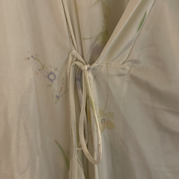 Beautiful off white silky style long robe floral print - Picture 6 of 8